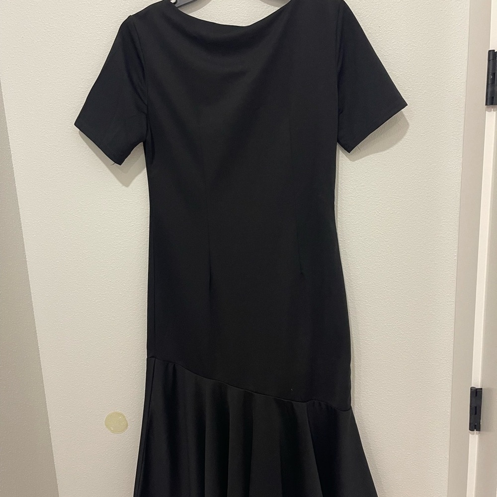 Elegant Black Midi Dress with Flared Hem - Picture 7 of 7